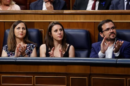 Los ministros de Derechos Sociales, Ione Belarra, Igualdad, Irene Montero y de Consumo, Alberto Garzón, durante la primera jornada del debate.