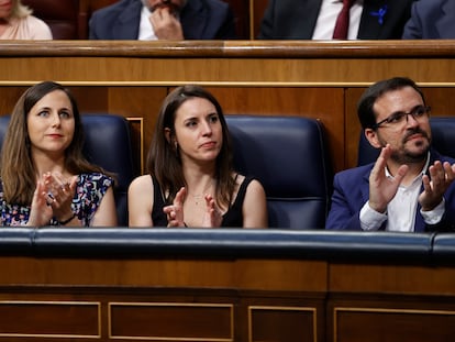 La líder de Podemos, Ione Belarra; la 'número dos' del partido, Irene Montero; y el coordinador federal de IU, Alberto Garzón, el pasado julio en el Congreso.