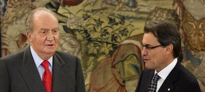 El rey Juan Carlos habla con el presidente de la Generalitat Artur Mas
