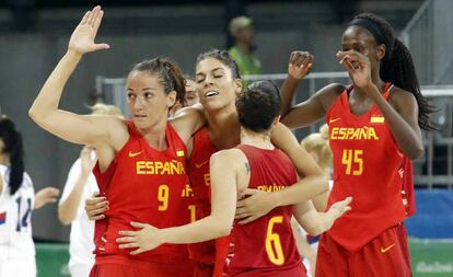 Las jugadoras espa&ntilde;olas celebran su victoria ante Serbia.