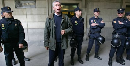 Diego Ca&ntilde;amero en la puerta de los juzgados de Sevilla en 2006.