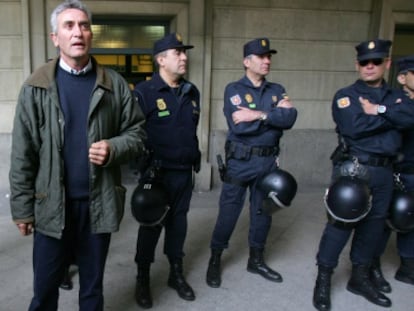 Diego Cañamero en la puerta de los juzgados de Sevilla en 2006.