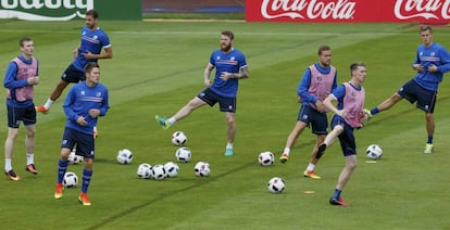 Los jugadores de Islandia preparan el partido de semifinales contra Francia.