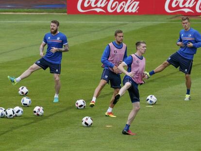 Jogadores da Islândia se preparam para partida contra a França.