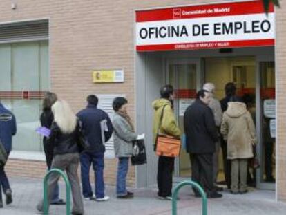 Un grupo de personas hacen cola en la entrada de una oficina de empleo de la Comunidad de Madrid. EFE/Archivo