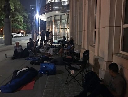 Periodistas hicieron fila toda la noche a las afueras de la Corte Federal de Brooklyn, donde se dio sentencia al capo mexicano.