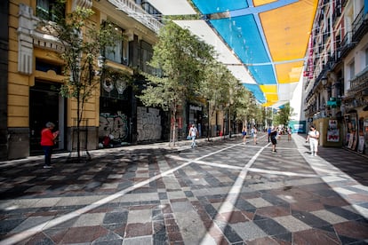 Las baldosas granates de la calle de Arenal se mantienen en un pequeño tramo a la entrada, aunque se cambiarán más adelante.