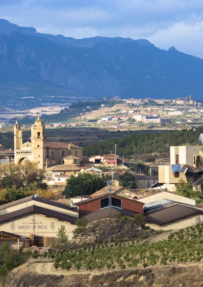 <p>- <strong>Espergurar.</strong> “En primavera toca espergurar las cepas para mejorar la calidad de la uva”. De origen incierto, podría provenir del latín percurare (limpiar, podar), al que se le ha añadido el prefijo ex-,o en un sentido más clásico puede significar “sanar”. Después del invierno, toca arreglar los viñedos pero con mucho mimo, cortando los tallos y los vástagos, que no sean del año anterior, del tronco y brazos de la cepa, de forma que no quiten la savia a los sarmientos que portarán los racimos. Ese ‘lavar y cortar’ del viñedo es espergurar. Te servirá para lucirte cuando te vayas de enoturismo.</p> <p>- <strong>Golmajo. </strong>“A ver si dejas de comer tantos bollitos, que eres un golmajo”. Significa “goloso, laminero”, y deriva del latín gula (garganta). Puede que sea fruto del cruce entre golosinar, engolosinar o golosinear con su sinónimo gazmiar. Eres un goloso, laminero, golmajo. No te puedes resistir a golmajear o golosinear cuando pasas delante de una golmajería, la tienda donde venden golosinas o golmajías. </p> <p>- <strong>Golorito.</strong> “No sé qué me gusta más de los goloritos, si su canto o sus colores”. Se refiere al lindo jilguero. Procede, probablemente, del latín color, al que se le añadió el diminutivo -ito. Es frecuente que los riojanos tengan goloritos en casa, ya que esta ave se tiene muy frecuentemente como animal doméstico. Si comes muy poco, te dirán que comes como un golorito.</p> <p>En la imagen, vista de la famosa Bodega Marqués de Riscal, en La Rioja.</p>