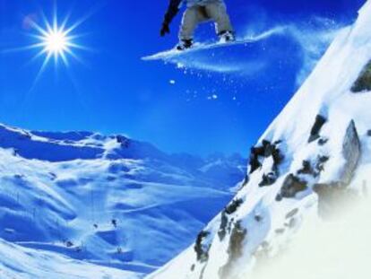 A snowboarder in Ast&uacute;n, in the Pyrenees in Arag&oacute;n.