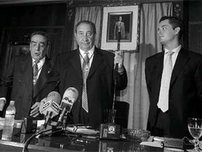Jesús Gil, con el bastón de mando del Ayuntamiento de Marbella en 1999.