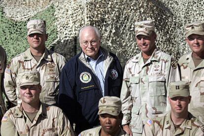 Dick Cheney posa con militares de Estados Unidos de la base de Taji, al norte de Bagdad, durante su visita de ayer.