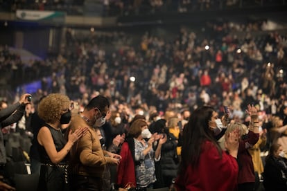 El público aplaude durante el concierto de Raphael.