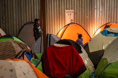 Familias de migrantes se refugian en el albergue Juventud 2000, en Tijuana.