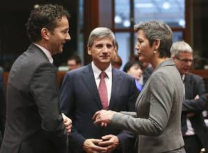 (i-d) El presidente del Eurogrupo, Jeroen Dijsselbloem (i); el ministro de Exteriores y vicecanciller austriaco, Michael Spindelegger, y la ministra danesa de Economía, Margrethe Vestager, conversan al comienzo de una reunión del Ecofin en Bruselas (Bélgica). EFE/Archivo