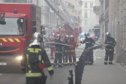 Dos de los heridos están en estado crítico y otros siete permanecen graves, en un balance aún no oficial que apuntan varios medios franceses. La panadería se encontraba en la planta baja de un edificio residencial. En la imagen, bomberos trabajan en la zona de la explosión.
