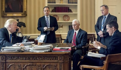 Trump conversa con líderes extranjeros desde el Despacho Oval en presencia de sus asesores.