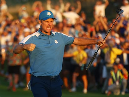 Team Europe's Justin Rose celebrates after holing his putt on the 18th hole to win the hole.