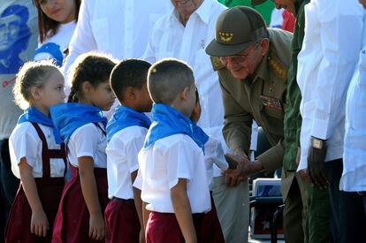 El presidente cubano Raúl Castro (c) saluda a unos niños durante el acto en homenaje a Ernesto 'Che' Guevara, el 8 de octubre de 2017 en Santa Clara (Cuba). 