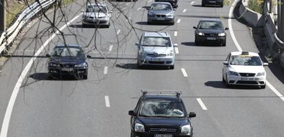 Coches en una autovía española.