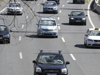 Coches en una autovía española.