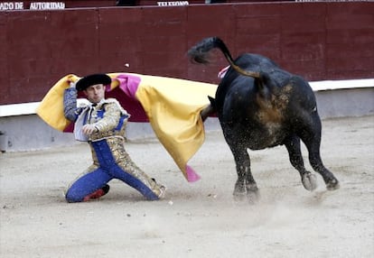 El diestro Rafaelillo recibe a portagayola a su primer toro.