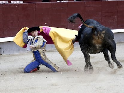 El diestro Rafaelillo recibe a portagayola a su primer toro. 