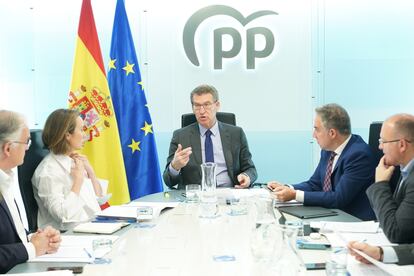 El líder del PP, Alberto Nuñez Feijóo, preside la reunión del comité de dirección del PP, junto a su equipo, en Madrid, a 27 de febrero de 2023.
DIEGO CRESPO (PP)
27/02/2023