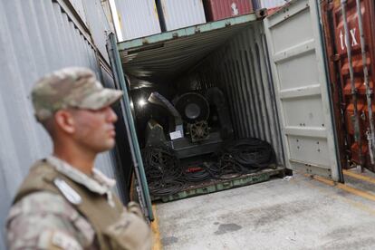 Policía militar custodia el contenedor con armamento militar encontrado en un barco norcoreano retenido en Panamá, 18 de julio de 2013. Pyongyang se pronunció por primera vez para exigir la liberación del buque, de su tripulación y de las armas procedentes de Cuba cuyo envío, aseguró, responde a un "contrato legítimo" entre las partes.Policía militar costodia el contenedor con armamento militar encontrado en un barco norcoreano retenido en Panamá, 18 de julio de 2013. Pyongyang se pronunció por primera vez para exigir la liberación del buque, de su tripulación y de las armas procedentes de Cuba cuyo envío, aseguró, responde a un "contrato legítimo" entre las partes.