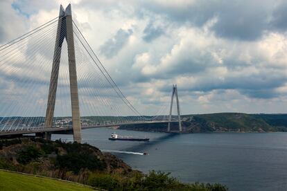 El carguero Razoni pasa por debajo del puente Sultán Selim en la entrada al estrecho del Bósforo, Turquía. 