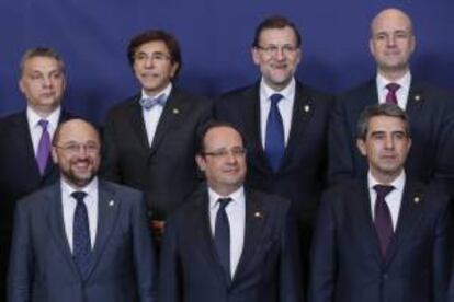 El presidente de la Eurocámara, Martin Schulz; el presidente francés François Hollande; el presidente búlgaro Rosen Plevneliev (izda a dcha delante); el primer ministro húngaro Viktor Orban; el belga Elio Di Rupo; el presidente del Gobierno español, Mariano Rajoy, y el primer ministro sueco Fredrik Reinfeldt (izda a dcha arriba), posan para la foto de familia de una reunión de la Comisión Europea el pasado mes de marzo.