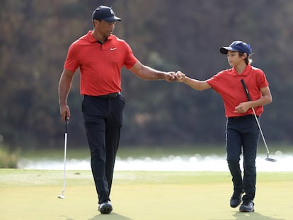 Tiger Woods y su hijo Charlie, en diciembre pasado.