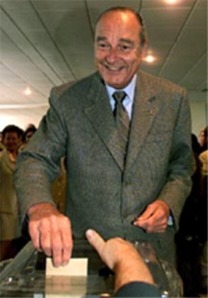 El presidente Jacques Chirac deposita su voto en las elecciones legislativas.