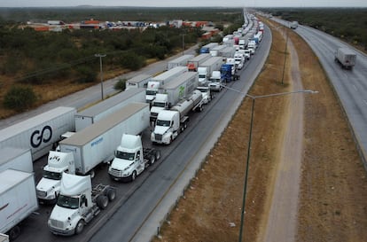 Camionetas y camiones esperando para cruzar la frontera con Estados Unidos, en Nuevo Laredo (México), el 26 de noviembre.