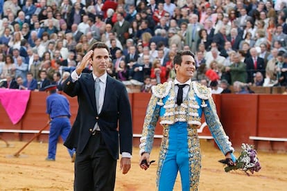 José María Manzanares y el ganadero Álvaro Núñez, en la Maestranza, con motivo del indulto al toro 'Arrojado', el 30 de abril de 2011.