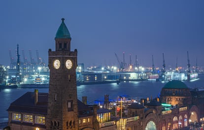 Landungsbrcken, con el puerto y el Elba al fondo, en el distrito de San  Pauli en Hamburgo (Alemania).