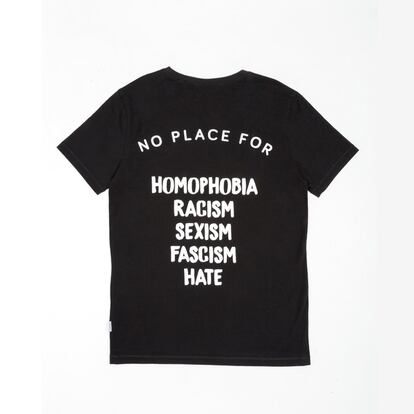 'No place for homophobia, racism, sexim, fascim, hate', es el rotundo mensaje de la firma española. En estas camisetas de edición limitada de Shaheko solo queda hueco para la igualdad. "Inicialmente queríamos celebrar el barrio donde se encuentra nuestra tienda, Chueca, al ser Madrid este año capital del World Pride, pero vimos que la cuestión no se podía quedar ahí", explica la CEO de la marca, Patricia Marzana. "Realmente nos motivó la idea de poder concienciar a la población de la situación actual que estamos viviendo y hacer una campaña de rechazo ante las barbaridades que se dan incluso hoy en día".