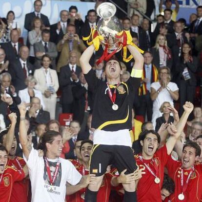 Casillas, capitán de la selección, levanta junto a sus compañeros la Eurocopa ganada por España en 2008.