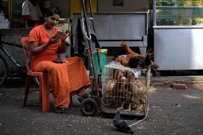 Una joven refugiada rohingya vende gallinas en el mercado en Selayang, cerca de Kuala Lumpur, Malasia.