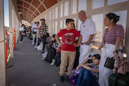 Familias diversas nacionalidades hacen fila en el Puente Fronterizo Paso del Norte para iniciar el trámite de solicitud de asilo en Ciudad Juárez, México, el 10 de octubre de 2024.