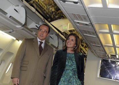 La alcaldesa de Madrid, Ana Botella, junto al presidente de Iberia, Antonio Vázquez, durante la visita que ha realizado a los talleres de la compañía aérea.