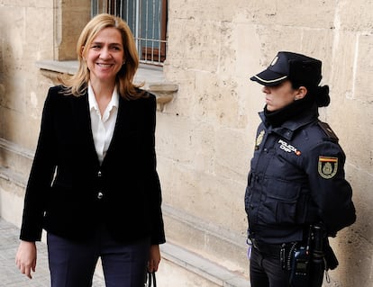En 2011, la investigación del 'caso Nóos' salpicó directamente a la familia Urdangarin y Borbón, que en esos momentos se encontraba viviendo en Washington (EE UU). A finales de ese año, el exjugador de balonmano era imputado por presunta malversación, fraude, prevaricación y blanqueo de capitales. El 8 de febrero de 2014, la infanta Cristina se convertía en el primer miembro de la Familia Real española que se sentaba ante el juez en calidad de investigada. Ese día, llegó a los juzgados de Palma y realizó a pie los últimos metros hasta la entrada, bajo la atenta mirada de los medios de comunicación y fotógrafos que allí la esperaban. Lo hizo sonriente, saludando a los presentes e incluso dirigiéndose al guardia de seguridad que custodiaba el acceso. Fueron seis horas de declaración, que se recogieron en 120 folios, en las que se desvinculó completamente de la trama y manifestó su plena confianza en su marido. Finalmente, el juez Castro decidiría enviarla a juicio por delitos fiscales, convirtiéndose también en la primera en sentarse en el banquillo de los acusados.