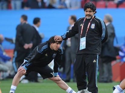 Maradona, entrenador, i Messi, capità, a l'Ellis Park de Johannesburg, al Mundial del 2010.
