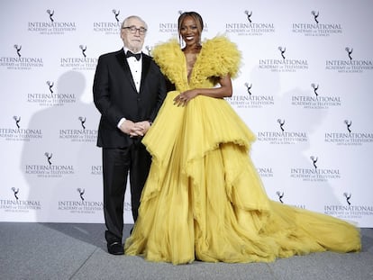 Brian Cox e Yvonne Orji posan durante la 49 edición de los Premios Emmy Internacionales.