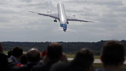Vuelo de exhibición del B787-9 Dreamliner en Farnborough