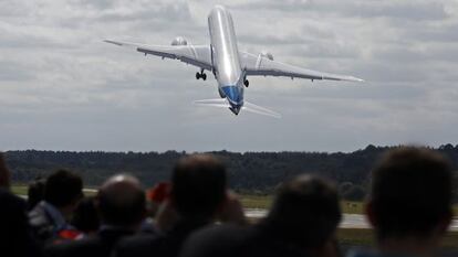 Vuelo de exhibici&oacute;n del B787-9 Dreamliner en Farnborough