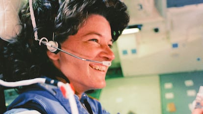 La astronauta Sally Ride sonríe a bordo del transbordador espacial Challenger durante la misión STS-7 en junio de 1983.