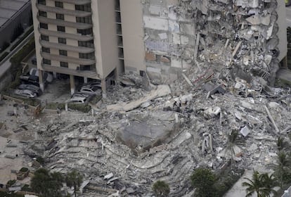 Vista aérea do edifício parcialmente destruído. O prédio é composto por 136 apartamentos e o colapso ocorreu na madrugada, por volta das 2h (3h no horário de Brasília).