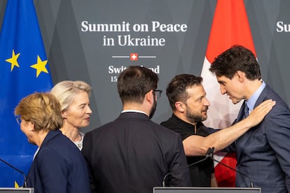 Desde la izquierda, Viola Amherd, Ursula von der Leyen, Gabriel Boric, Volodímir Zelenski y Justin Trudeau, este domingo tras la clausura de la Cumbre por la Paz en Ucrania. 