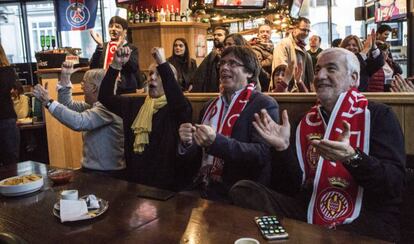 Puigdemont celebra un gol del Girona en un pub de Bruselas junto al empresario Josep María Matamala.