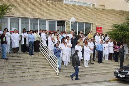 En toda Espa?a se han guardado cinco minutos de silencio en memoria de las vctimas del 11-M. En la imagen, el personal del hospital "Marina Alta" de Denia en una concentracin silenciosa a las puertas del centro mdico.